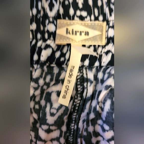 KIRRA soft flowing Shorts in Size L Black & White Model 6'1" - Picture 7 of 7